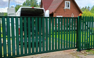 Откатные ворота из штакетника 4х2м автомат.
